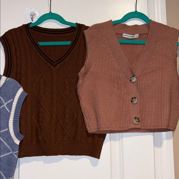 ✨ 4 Sweater Vest Bundle ✨ - Picture 7 of 10
